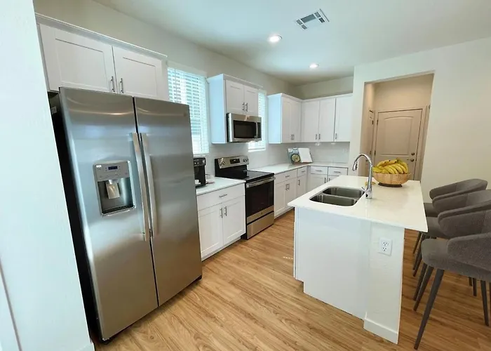 Modern 3br Getaway Near Downtown Hotspots *
