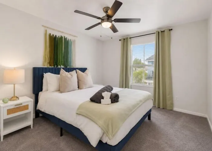 Modern 3br Getaway Near Downtown Hotspots Apartment *
