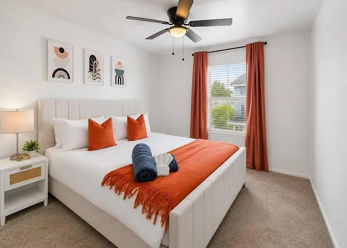 Modern 3br Getaway Near Downtown Hotspots Apartment *