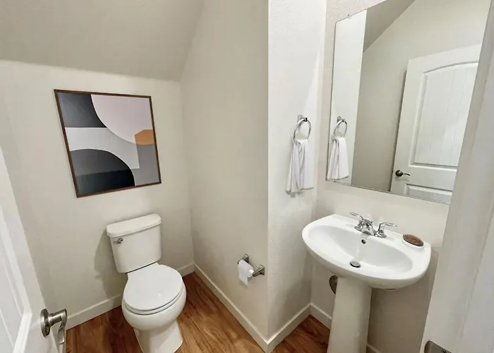 Modern 3br Getaway Near Downtown Hotspots