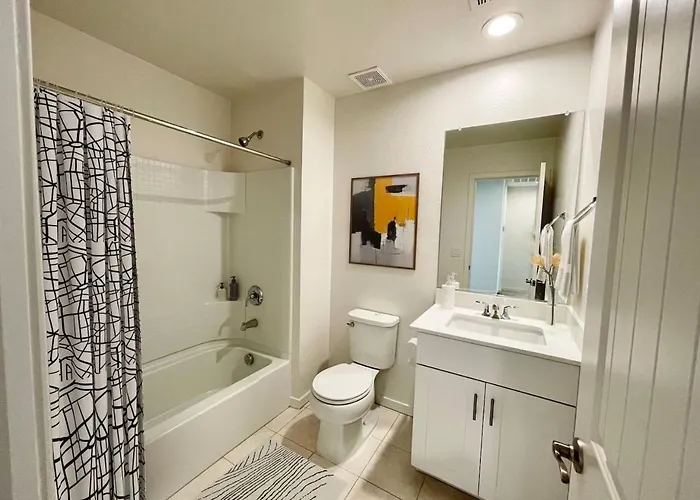 Modern 3br Getaway Near Downtown Hotspots *