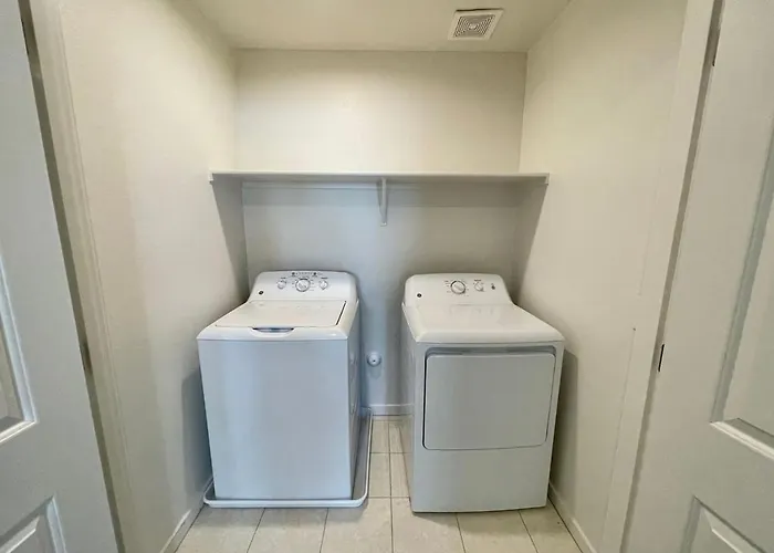 Modern 3br Getaway Near Downtown Hotspots *